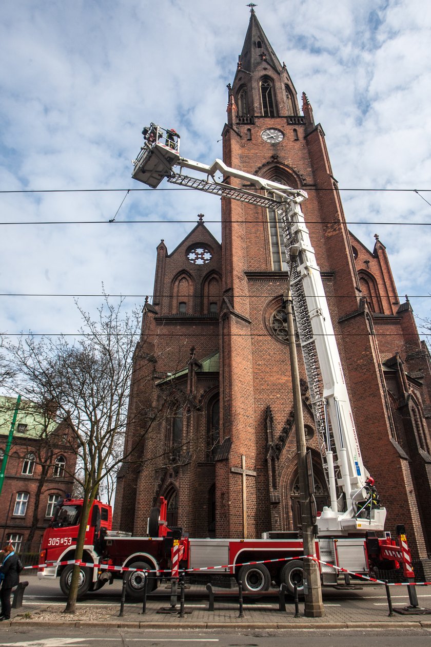 Zwisający element kościoła zagrażał przechodniom