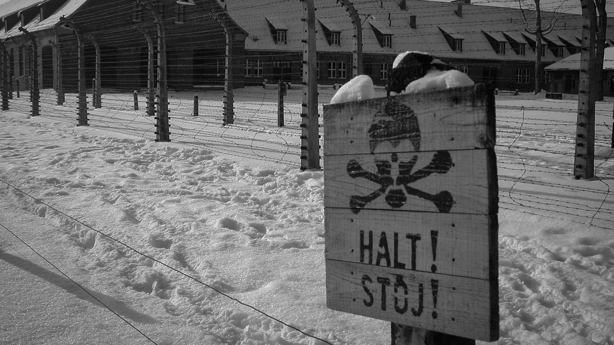 Zmiana w przedstawianiu ofiar KL Auschwitz w Polsce rozpoczęła się w wyniku konfliktu o klasztor sióstr karmelitanek w Oświęcimiu. 