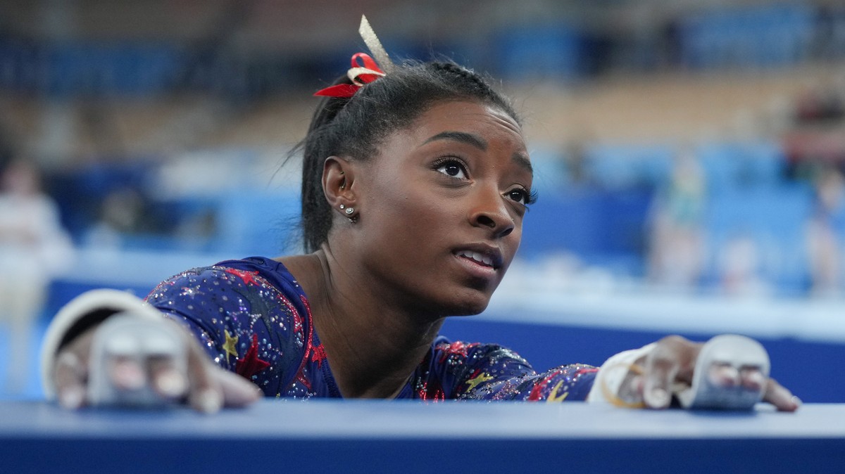 La gimnasta estadounidense Simone Biles abandona su competencia individual