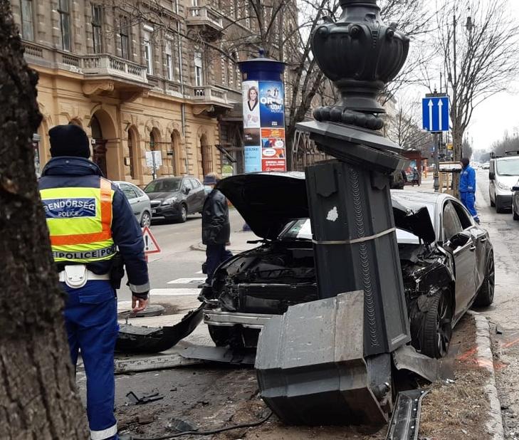 A balesetben vétlen sofőr autója egy oszlopnak is nekiütközött /Fotó: Budapestkornyekehu