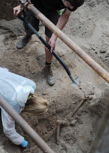 Ekshumacja ofiar komunizmu pochowanych na 'Łączce' na Powązkach