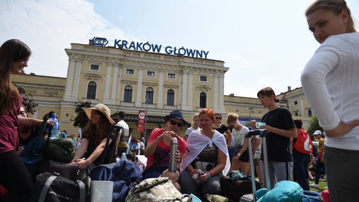 Tłumy pielgrzymów wracające po mszy na Błoniach zablokowały wczoraj wieczorem dworzec kolejowy w Krakowie. Policja zapewniała bezpieczeństwo, wyprowadzając pielgrzymów na okoliczne place. W wyniku zatorów chwilowo stanęły również tramwaje – poinformowała w nocy małopolska policja.