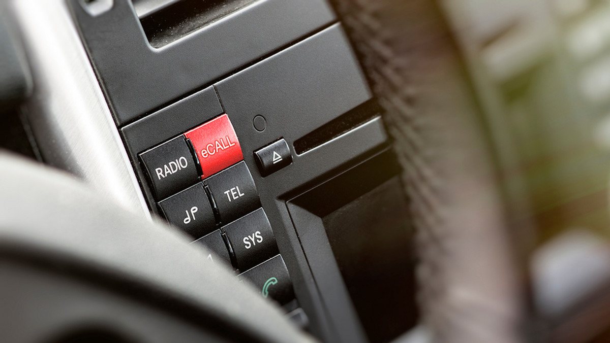 Od soboty wielkanocnej każdy nowy samochód w UE musi umożliwiać automatyczne powiadamianie o wypadku drogowym. System eCall będzie wykorzystywał numer telefonu alarmowego 112.