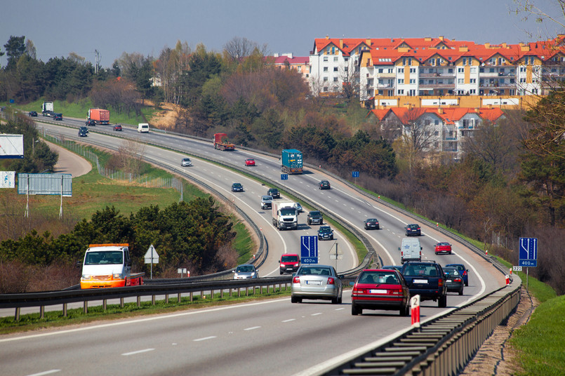 Furię ekologów wzbudziły płoty z siatki, które wykonawca na zlecenie GDDKiA ustawił w poprzek wejść do tuneli dla zwierząt pod autostradą.