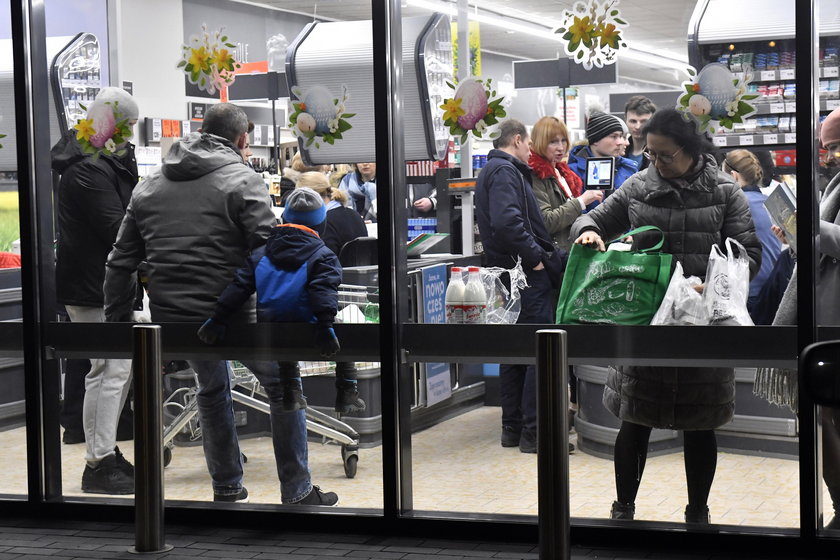 W sobotę sklepy pękały w szwach, w niedzielę był czas na spacery