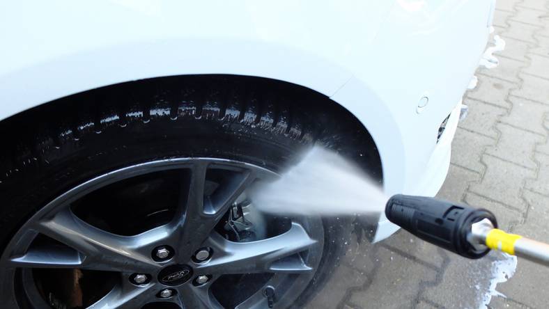 Myjka ciśnieniowa przydaje się nie tylko do mycia auta, lecz także do czyszczenia rowerów, tarasów czy elewacji. Dobra i uniwersalna myjka kosztuje jednak więcej niż 300 zł
