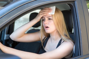 Hőségriadó esetén próbáljunk meg minél kevesbb időt a napon tölteni és figyeljünk a folyadékpótlásra.