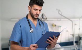 Nadmiar studentów medycyny. Czy polskie uczelnie kształcą medyków "na eksport"?