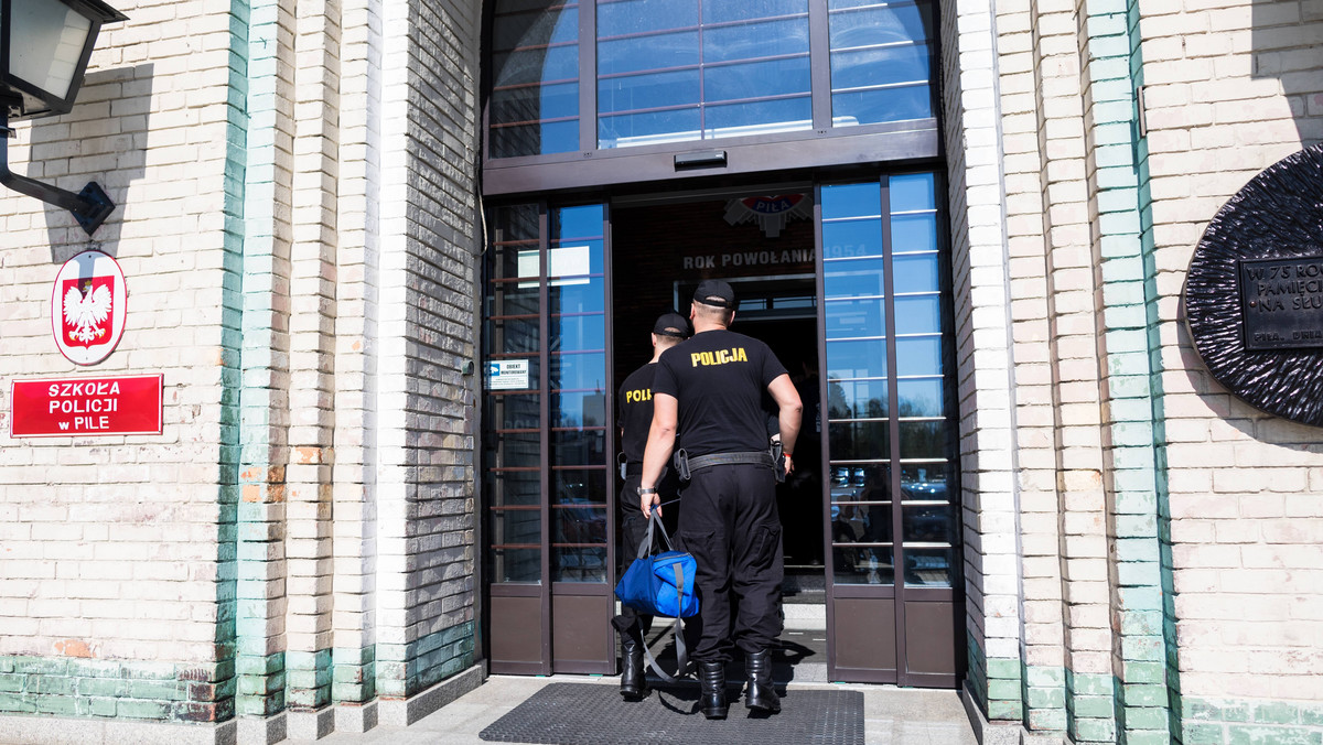 Wykładowca Szkoły Policji w Pile skakał po kursantach. Decyzja prokuratury