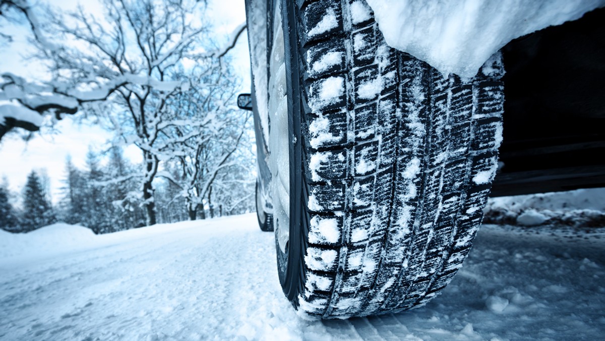 Obfite opady śniegu pogorszyły wczoraj warunki na drogach na południu Małopolski. W Zakopanem spadło ok. 20 cm śniegu. Na Kasprowym Wierchu pokrywa śnieżna wynosi już 65 cm i śniegu ciągle przybywa.