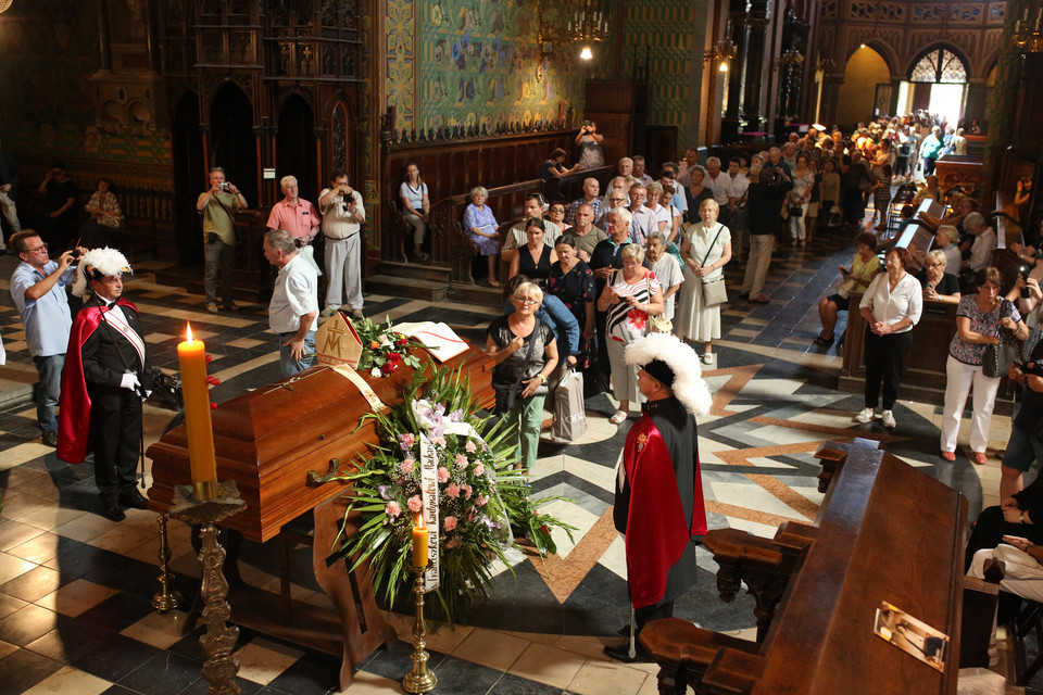 Krakowianie modlą się przy trumnie kard. Franciszka Macharskiego, wystawionej w Bazylice św. Franciszka z Asyżu przy pl. Wszystkich Świętych