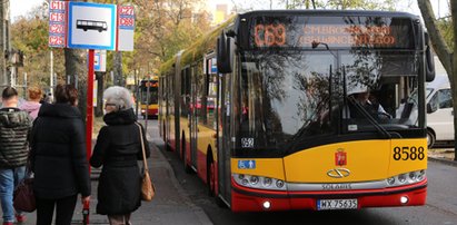 Wszystkich Świętych w Warszawie. Jak dojechać na cmentarz? Dokładny rozkład jazdy