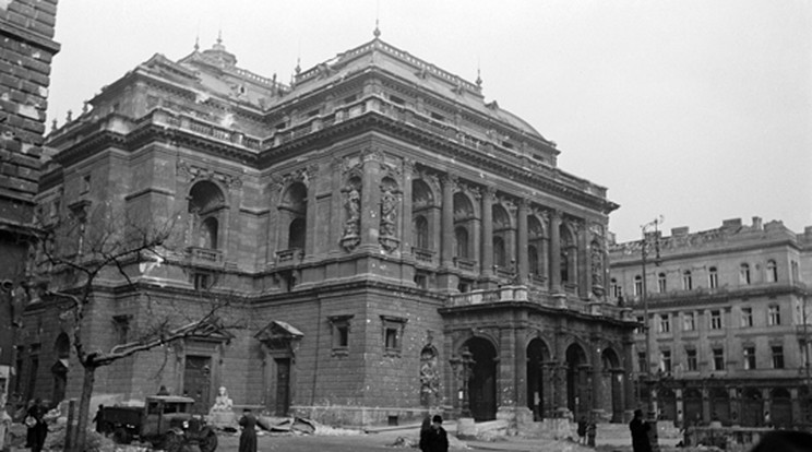 Így nézett ki a népszerű dalszínház és annak környezete 67 évvel ezelőtt Budapest ostroma alatt