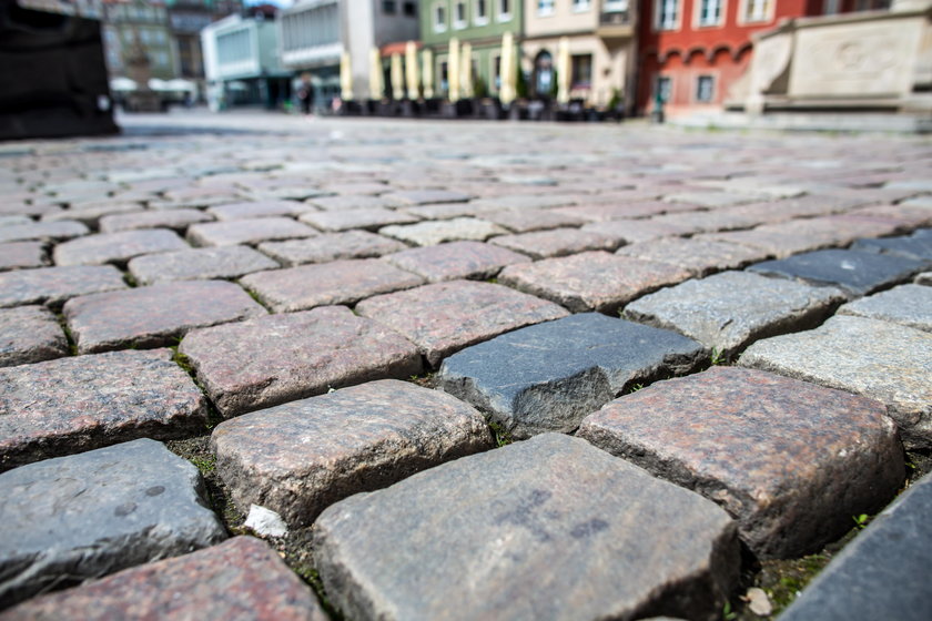 Spór o termin remontu płyty Starego Rynku