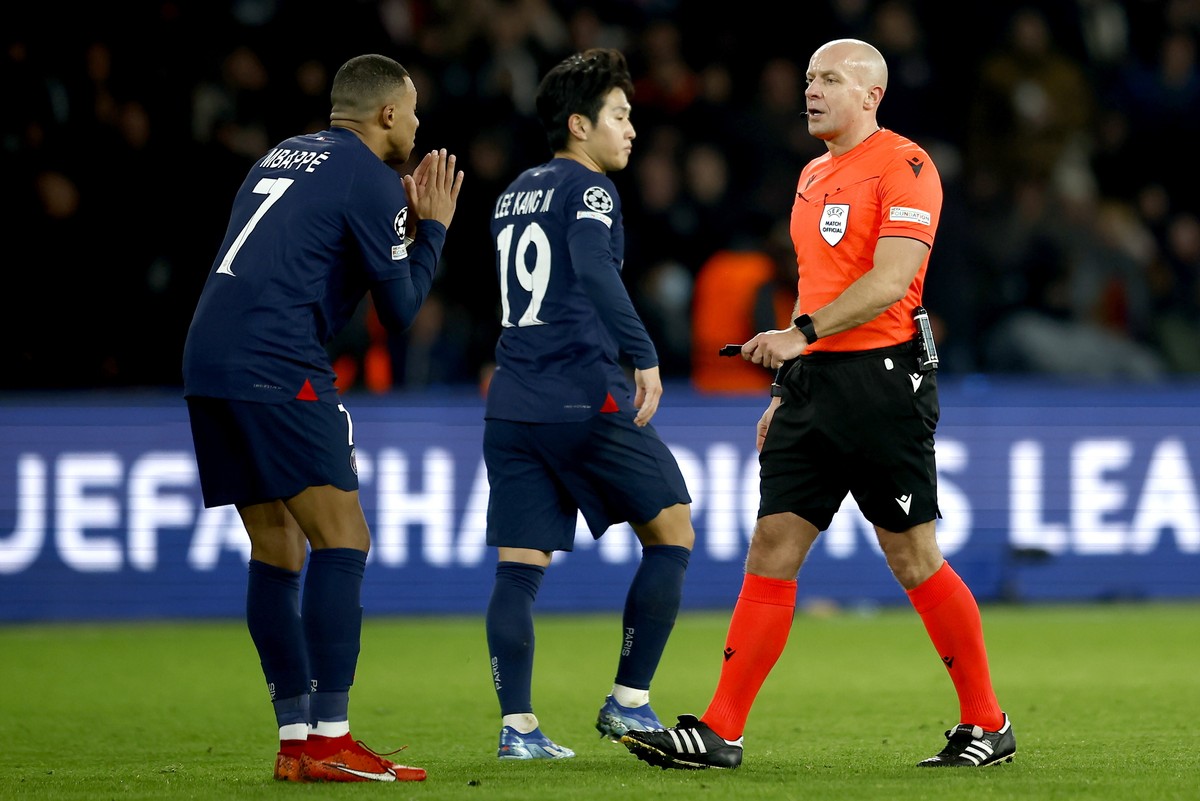 Szymon Marciniak po analizie VAR podyktował rzut karny dla PSG