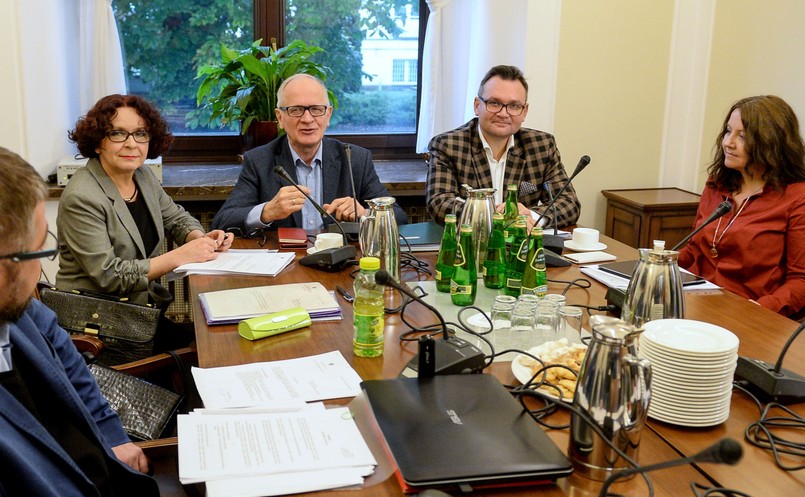 Członkowie Rady Mediów Narodowych: przewodniczący Krzysztof Czabański (3L), Elżbieta Kruk (2L), Joanna Lichocka (P) i Grzegorz Podżorny (L) przed posiedzeniem Rady Mediów Narodowych