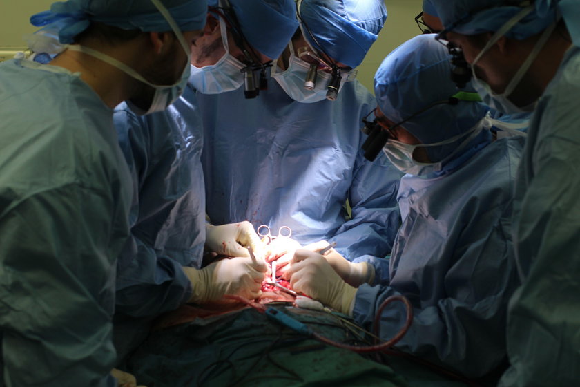 Zespół chirurgów w czasie operacji – powtórnego przeszczepu twarzy