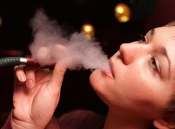 Zamknęli kawiarnie, bo kobiety paliły w nich sziszę