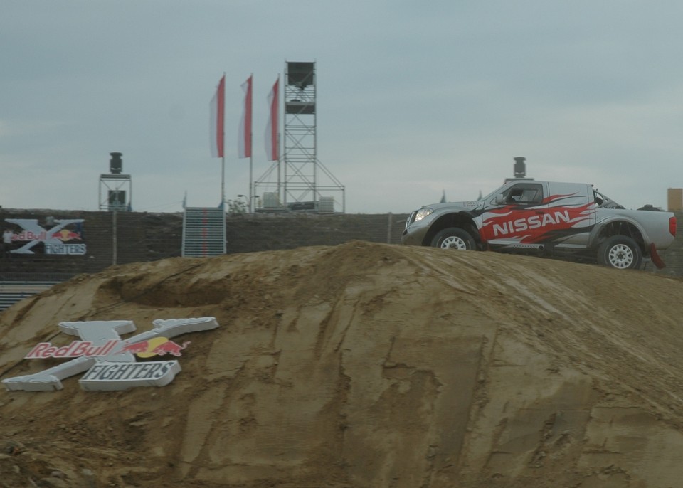 Nissany rozjeżdżały Stadion X-lecia