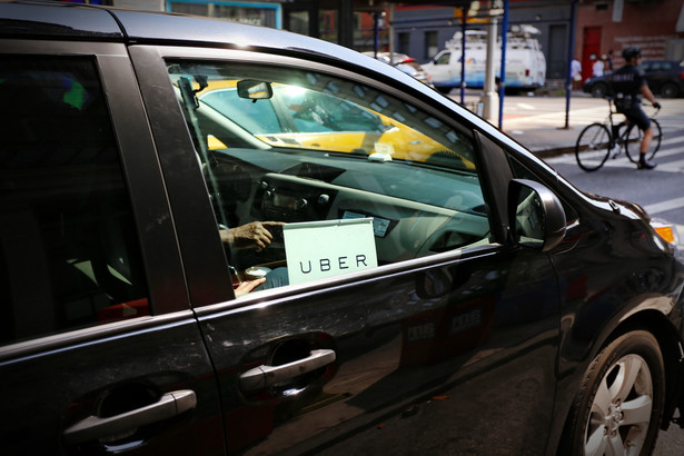 Taksówkarze protestują pod hasłem: "Publiczne usługi taksówkowe nie są na sprzedaż".