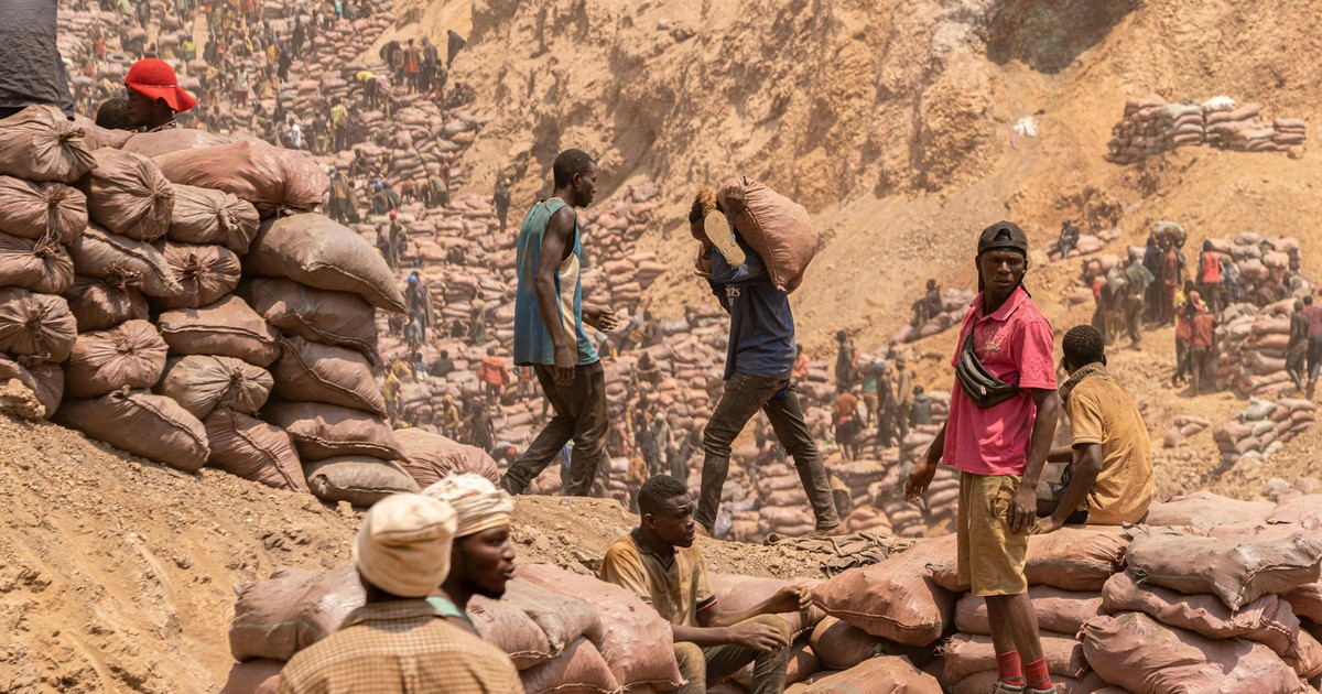 Uma nova tragédia mineira na área de Buffa, na Nigéria, custou a vida a 22 mineiros em busca de ouro. A região sofre com a falta de regulamentação no sector mineiro, o que levou a numerosos acidentes fatais. As autoridades locais estão a tentar resolver esta crise, enfatizando a importância de regular e monitorizar cuidadosamente a actividade mineira para evitar tais tragédias. Esta notícia destaca a necessidade de um setor mineiro mais seguro e regulamentado, onde a vida dos mineiros vem antes dos lucros.