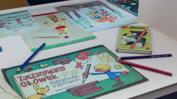 Wystawa w Muzeum Nowej Huty opowiada o rozrywkach dziecięcych w okresie PRL-u: zabawkach, grach planszowych, aktywności na świeżym powietrzu, zabawach i grach ruchowych, czytelnictwie, ofercie kulturalnej dla dziec