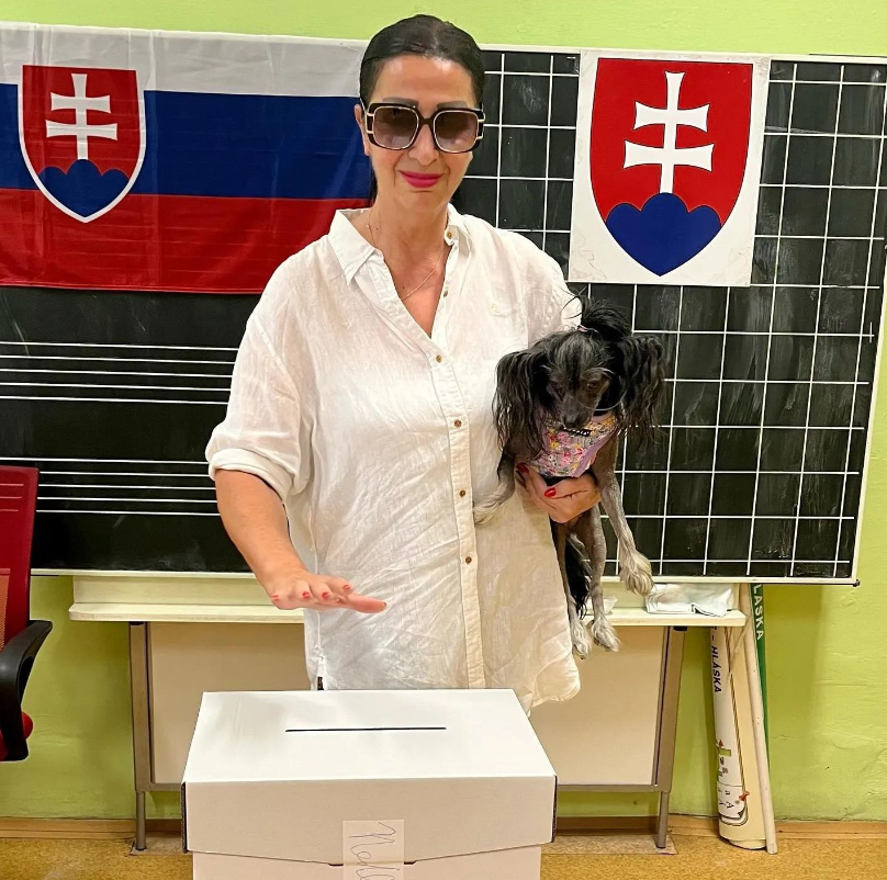 Nora Kabrheľová so sebou vzala aj sučku Šariku.