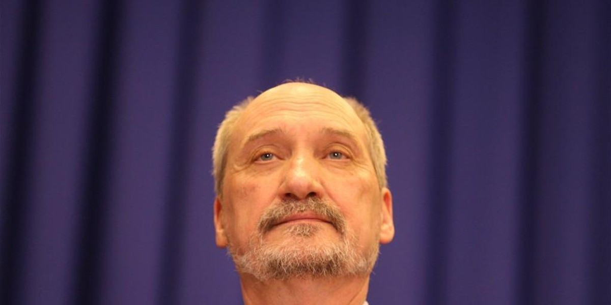 Macierewicz straciłby prawko! Gdyby nie...