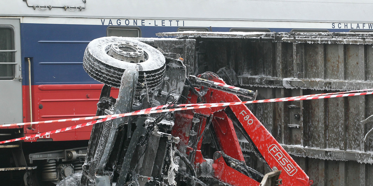 Wypadek w Rembertowie. Ciężarówka pod pociagiem