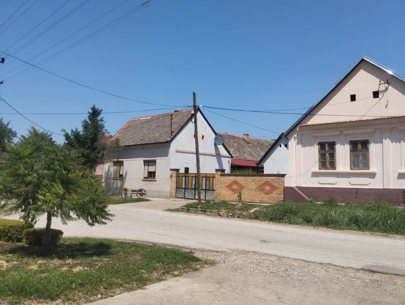 Dvorište u kojem su psi izujedali ženu (levo)/ Kuća u kojoj je živela nastradala žena (desno) 