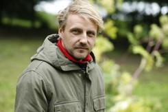 Paweł Domagała śpiewa tytułową piosenkę do serialu 'Żmijowisko'. Zobacz TELEDYSK