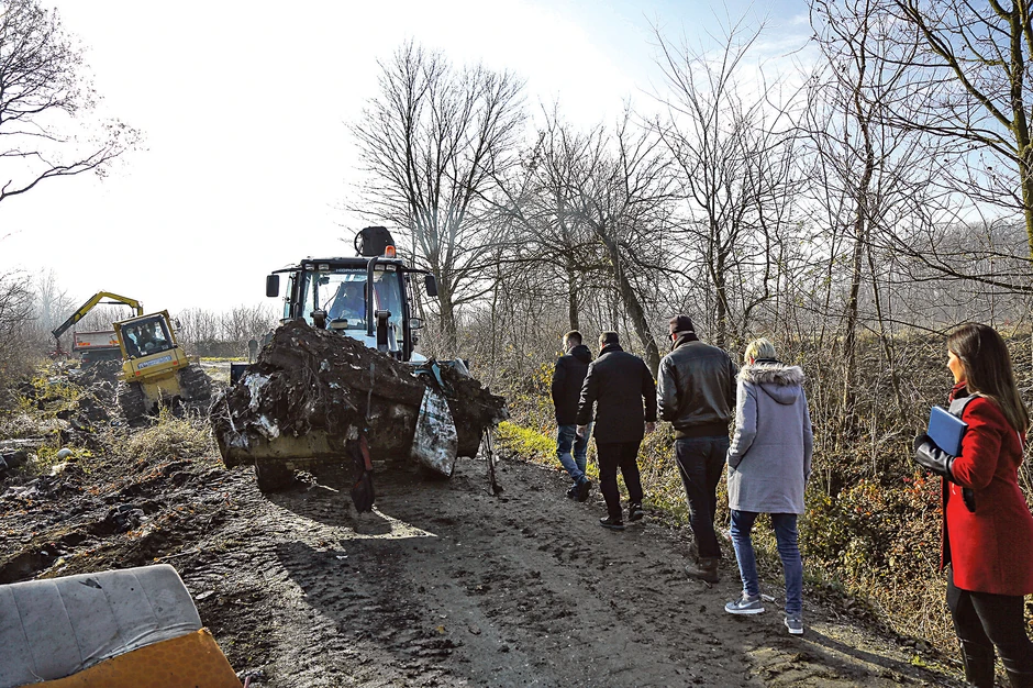Na divljoj deponiji koja je potpuno napunila korito bilo je i starog nameštaja