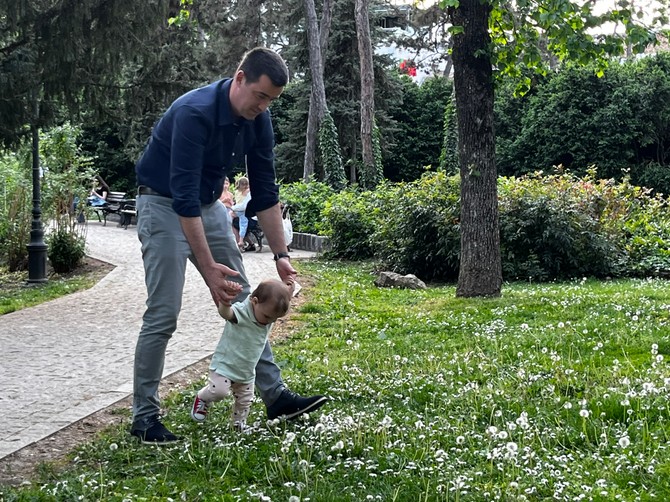 Nikola sa ćerkom