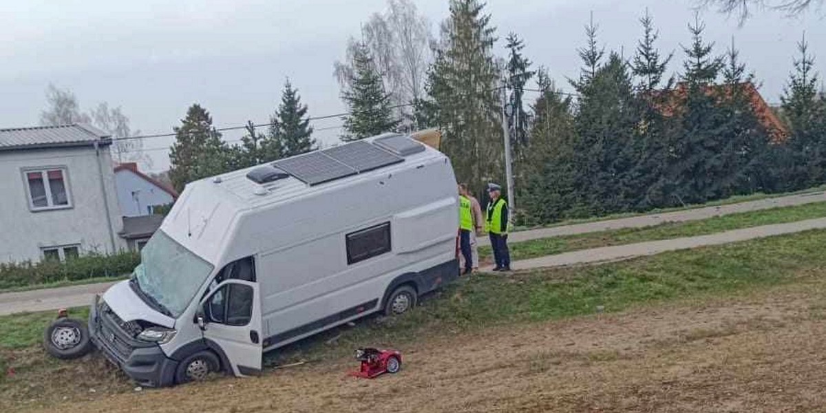 Bus zatrzymał się przed kapliczką. Wcześniej zmiótł z chodnika rodzinę z dzieckiem.