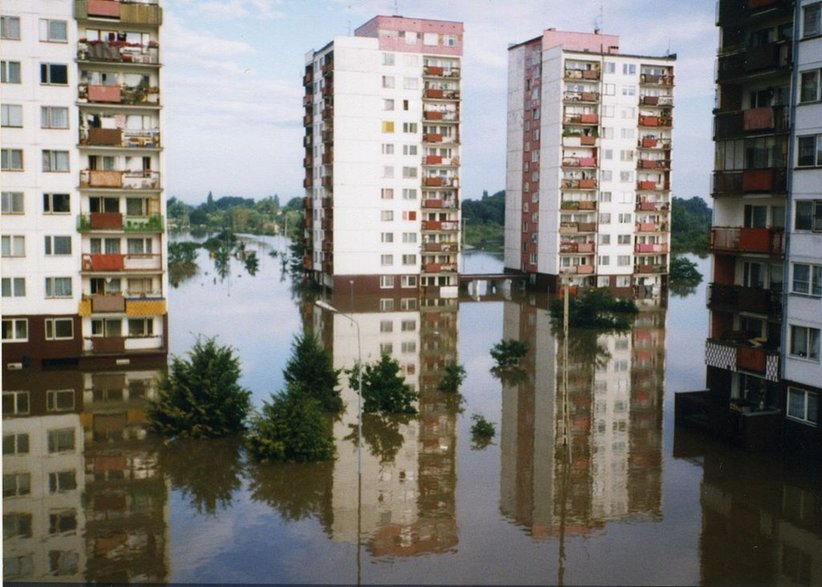 Powódź w lipcu 1997 we Wrocławiu. Osiedle Kozanów / fot. J.M.K. Kokot, CC-BY-SA 3.0, wwikipedia.org