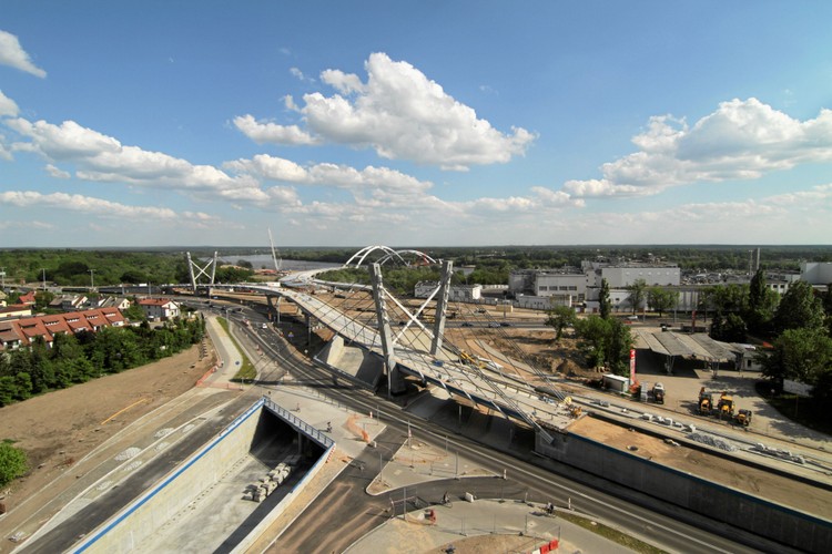 Generalnym wykonawcą mostu jest konsorcjum firm: Strabag Sp. z o.o., Strabag AG i Hermann Kirchner Polska. Inwestorem jest Miejski Zarząd Dróg w Toruniu, działający w imieniu Gminy Miasta Torunia.