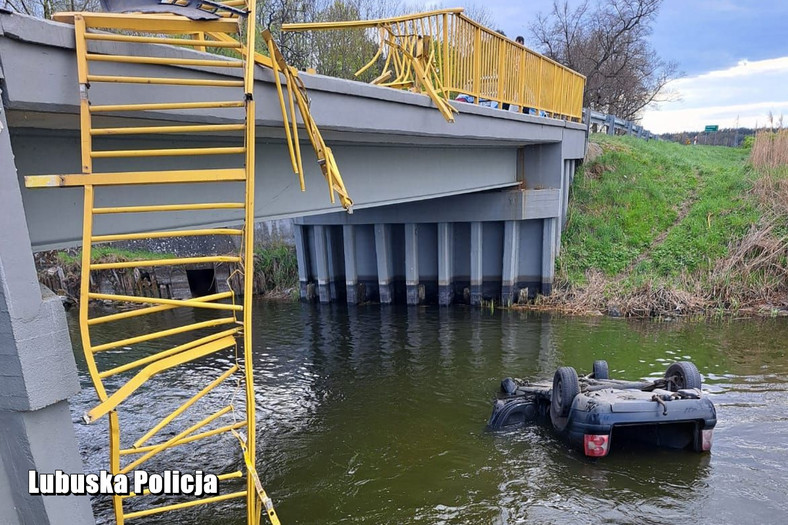 Nietrzeźwy kierowca przebił się przez bariery i dachował w rzece (fot. Lubuska Policja)
