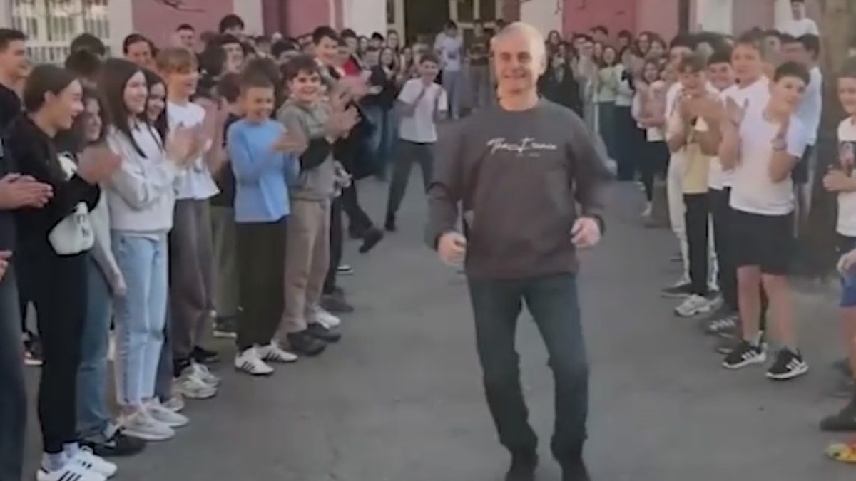 Odlazak profesora fizičkog vaspitanja Miljko Rajičić 