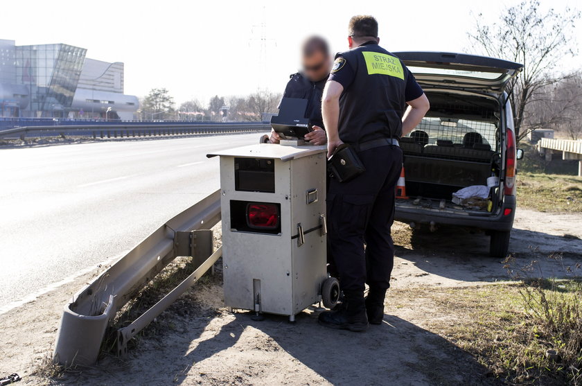 Strażnicy przy fotoradarze