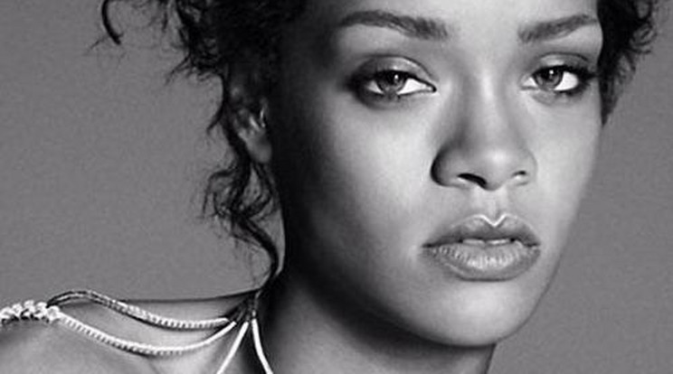 Egy szál nyakláncban pózolt Rihanna - videó!