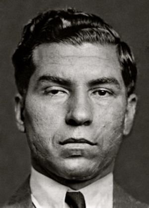 Charles „Lucky” Luciano (1897-1962), „ojciec” nowoczesnej przestępczości zorganizowanej w USA (domena publiczna).