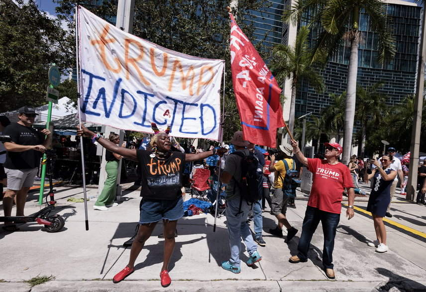 Demonstracja przed sądem w Miami.