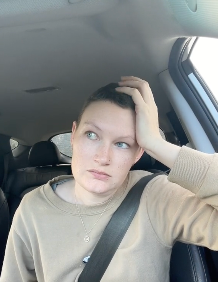 Amy si myslela, že ju koleno bolí z cvičenia.
