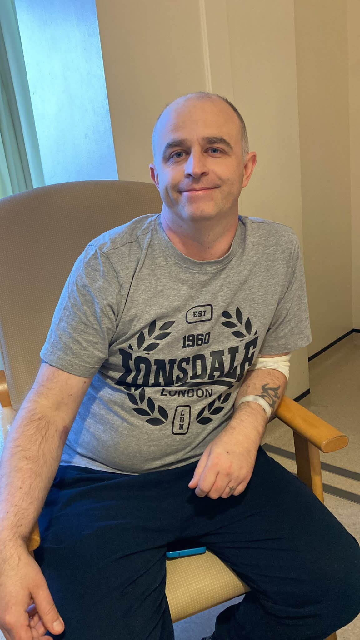 Nemocničné testy odhalili, že Clint má akútnu myeloidnú leukémiu.