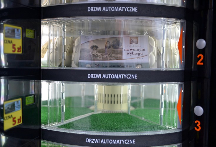 Pierwszy w Polsce jajomat przy jednej z ulic w Jarosławiu<br><br>fot. (dd/cat) PAP/Darek Delmanowicz