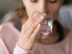 Latem bez picia ani rusz! Oto, kiedy najczęściej się odwadniamy i kto szczególnie powinien na to uważać