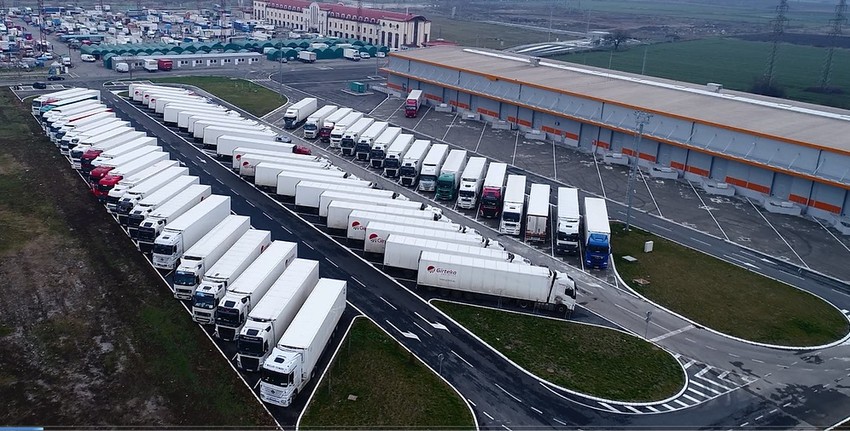 Veliki parking ispred nove hale