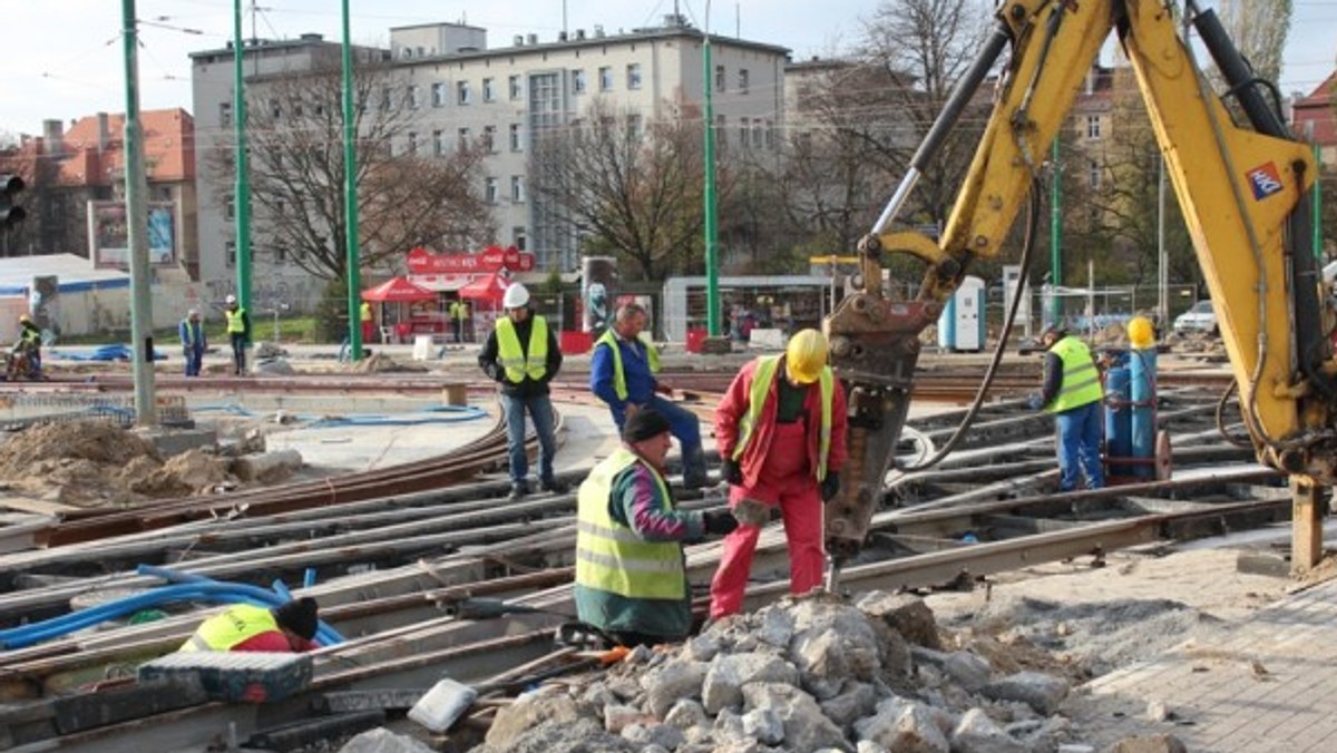 Bardzo uciążliwy dla pasażerów MPK remont skrzyżowania most Teatralny/Roosevelta/Dąbrowskiego nareszcie dobiega końca.