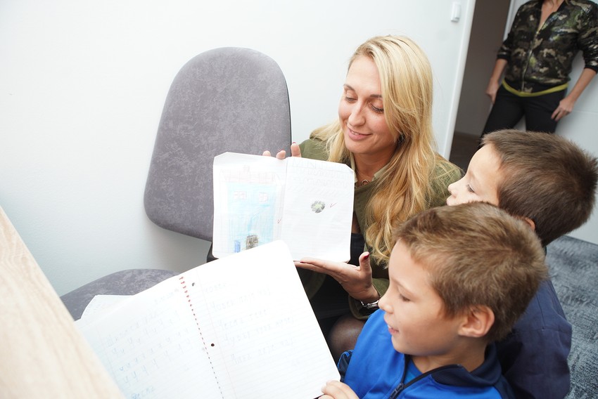 Direktorka Ringier Axel Springera Jelena Drakulić-Petrović sa mališanima u njihovom novom domu