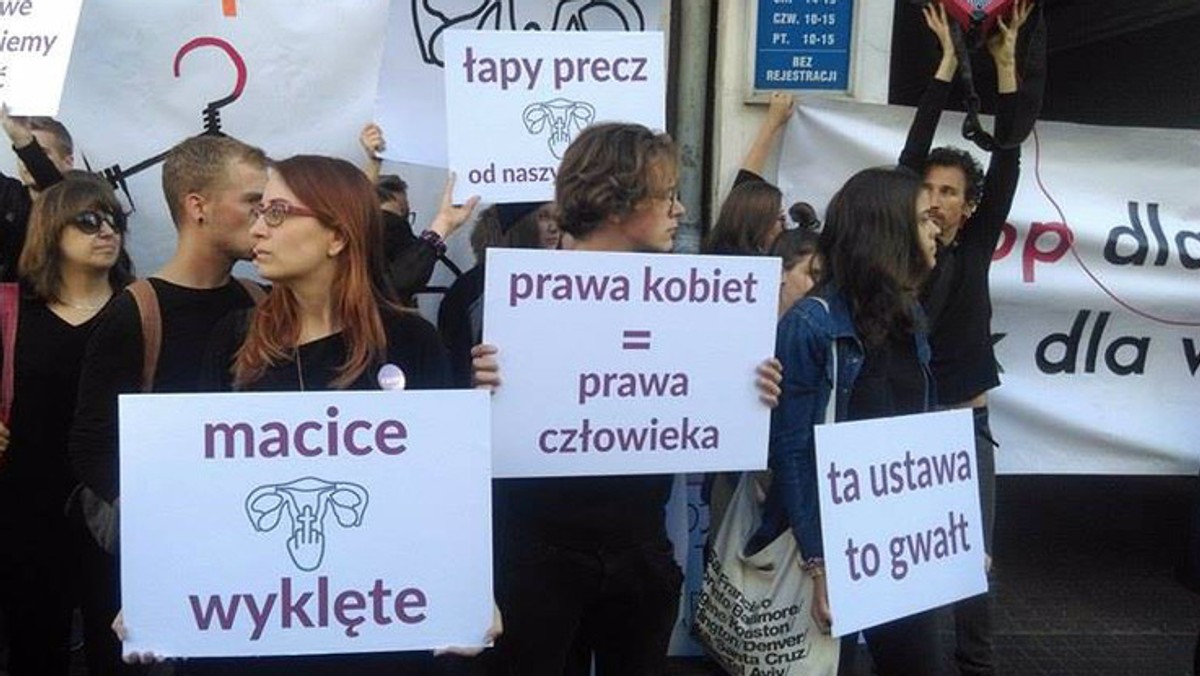 Prokuratura przedstawiła zarzuty dotyczące naruszenia nietykalności cielesnej policjantów trzem uczestnikom wczorajszego protestu pod biurem PiS. W wyniku zamieszek ucierpiało pięciu policjantów. Jak podkreśla poznańska policja interwencja była niezbędna, a zatrzymane osoby należą do tych, które zachowywały się najbardziej agresywnie.